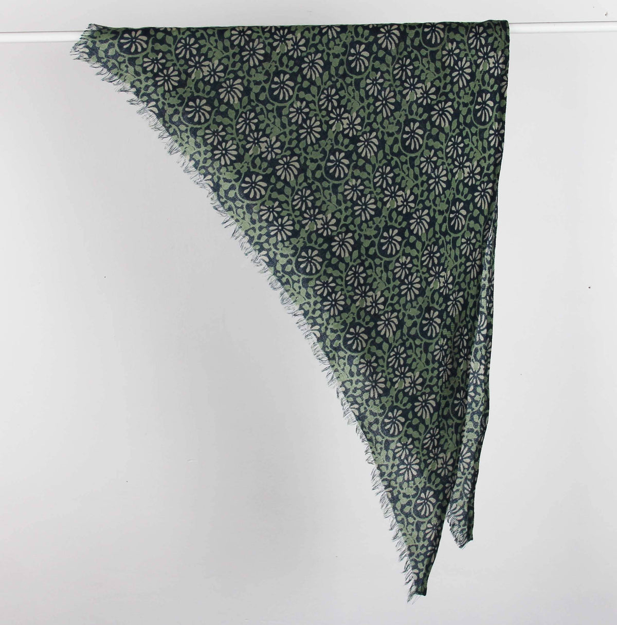 Écharpe triangulaire en laine Delta Suzanne marine – Les Belles Vagabondes