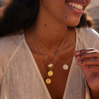 Collier Lumoria doré avec pendentif orné de pierres blanches – Agapée Jewelry
