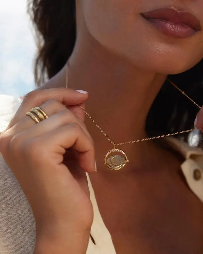 Collier Sirius doré à pendentif rotatif – Agapée Jewelry