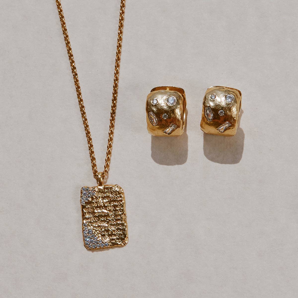 Collier Kálama doré avec pendentif texturé – Agapée Jewelry