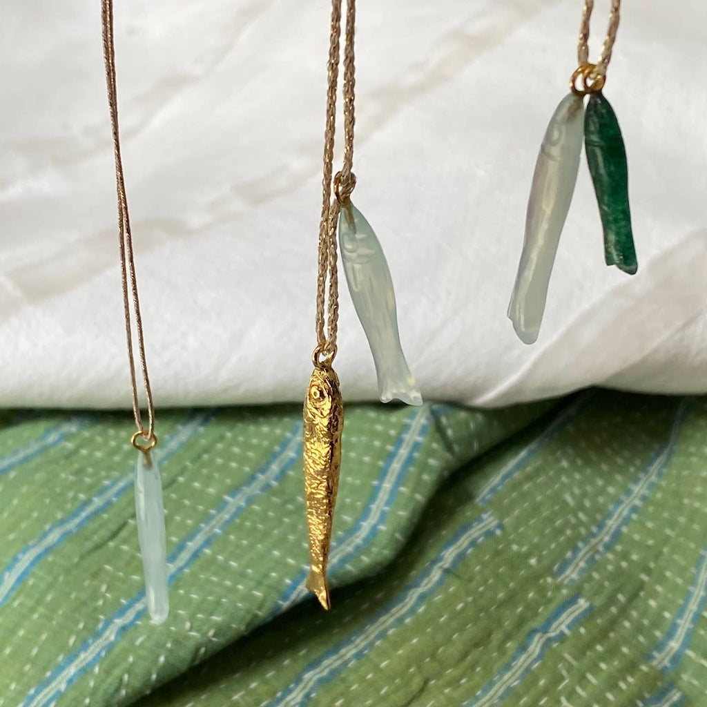 Collier poissons plaqué or et pierre calcédoine
