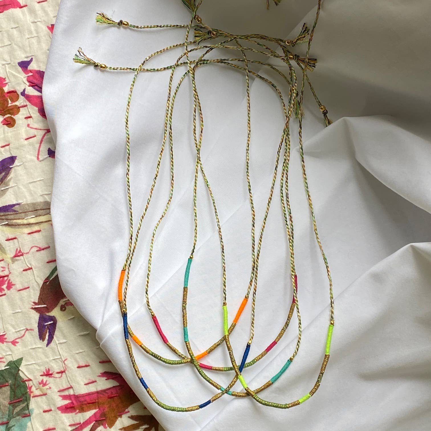 Bracelet cordon porte bonheur Sukh Sophie Deschamps