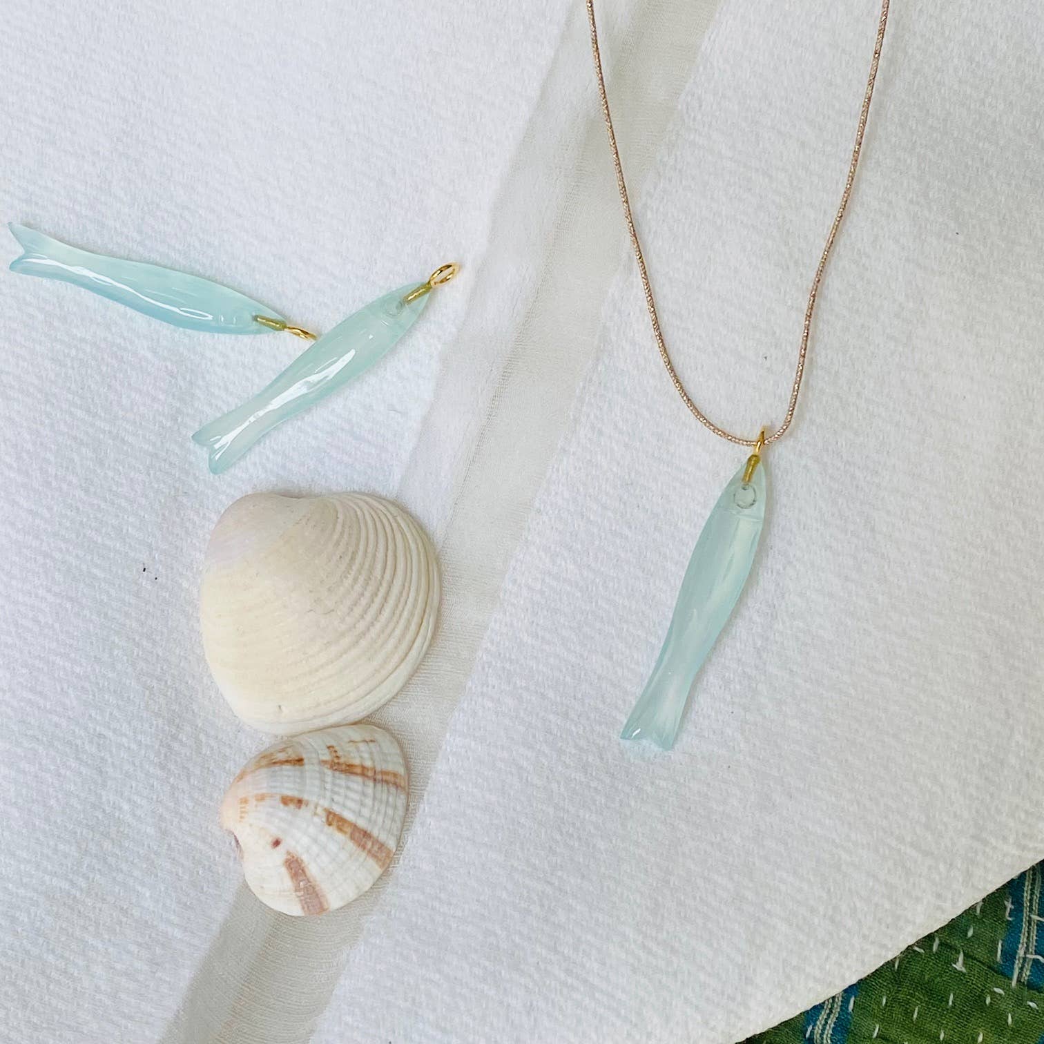 Collier poisson en calcédoine Salmon