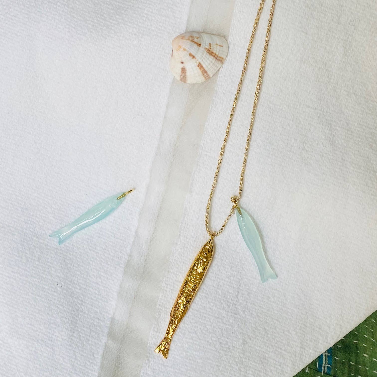 Collier poissons plaqué or et pierre calcédoine