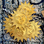Soleil visage en laiton recyclé à suspendre, lien en sari