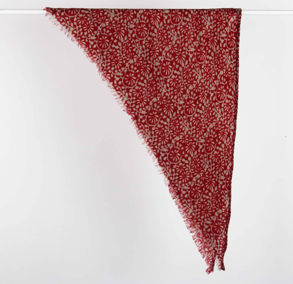 Écharpe triangulaire en laine Delta Suzanne rouge – Les Belles Vagabondes