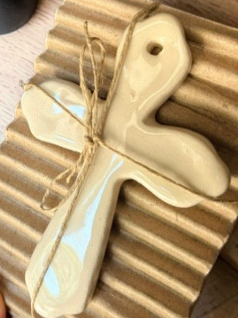 Croix en céramique artisanale