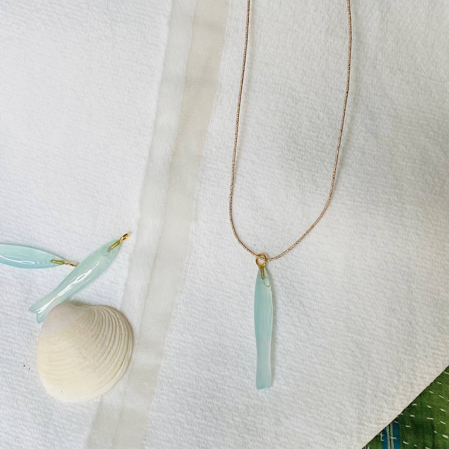 Collier poisson en calcédoine Salmon