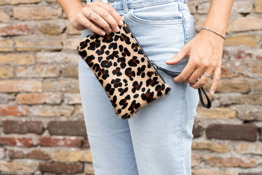 Pochette artisanale en peau de vache et cuir - 22×14×2 cm, Van Buren