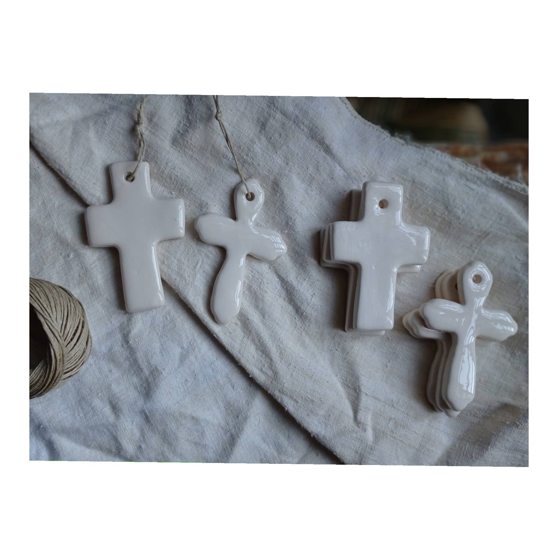 Croix en céramique artisanale